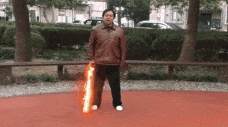 69岁的马保国表演特效火焰刀法动图